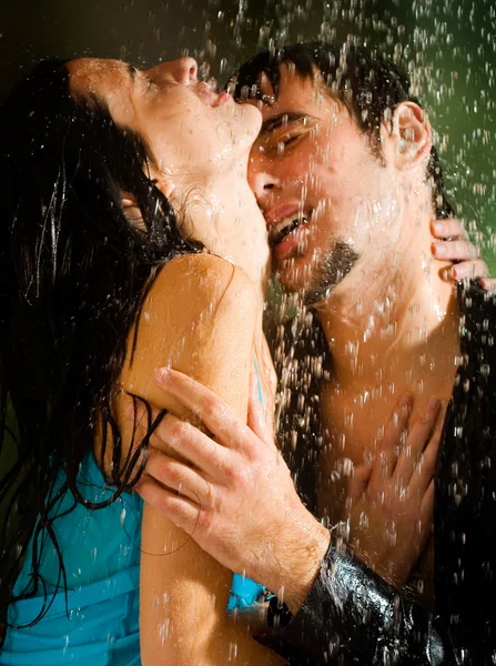 Молодая пара обнимается под дождем — стоковое фото