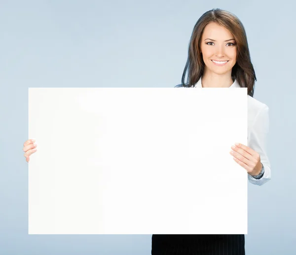 Empresária mostrando tabuleta, sobre azul — Fotografia de Stock