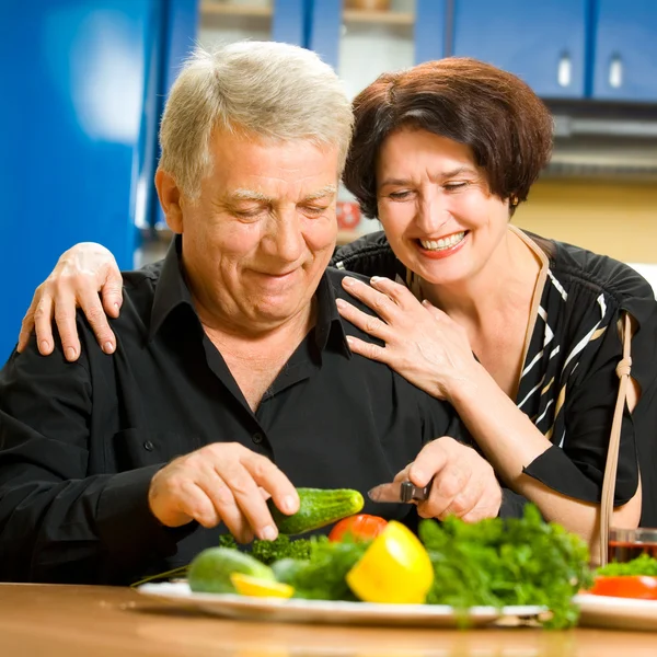 Cheerful senior couple cooking at home — Stock Photo, Image