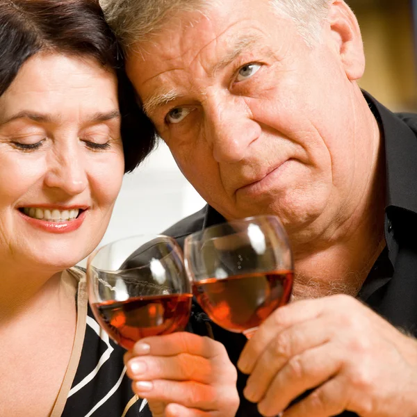 Cheerful senior couple toasting with redwine — Stock Photo, Image