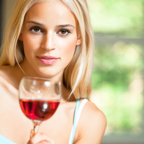 喝红酒的年轻女人 — 图库照片
