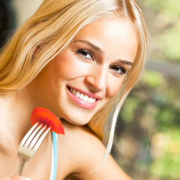 幸福微笑的年轻女人吃沙拉 — 图库照片