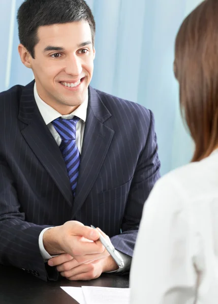 Feliz hombre de negocios o de negocios y cliente — Foto de Stock