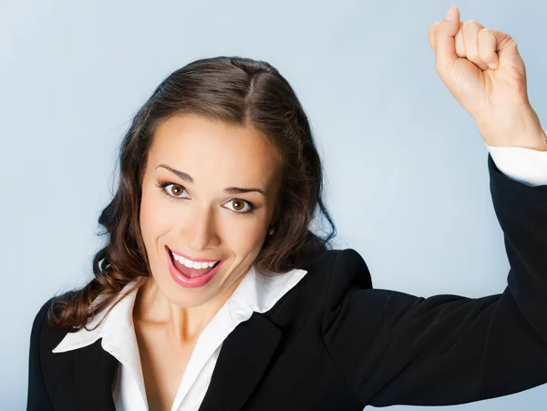 Feliz gesto de mujer de negocios, sobre azul — Foto de Stock