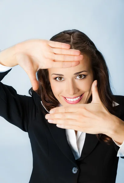 Zakenvrouw uitwerking van haar gezicht met handen, over blauw — Stockfoto
