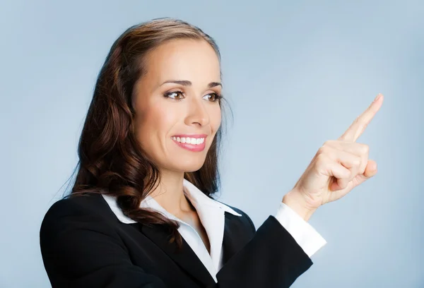 Empresaria mostrando área en blanco para signo o copia, sobre blu — Foto de Stock