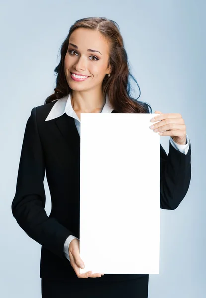 Geschäftsfrau zeigt Schild, über blau — Stockfoto