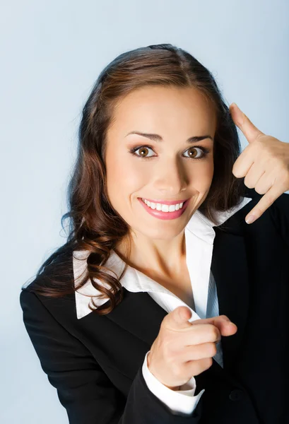 Mujer de negocios con el gesto de llamarme, sobre azul — Foto de Stock