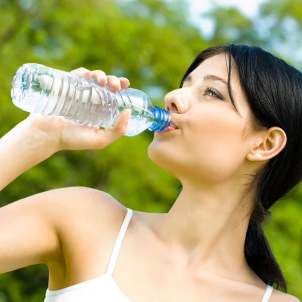 Retrato de mulher bebendo água ao ar livre — Fotografia de Stock