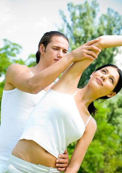 Casal alegre no treino de fitness ao ar livre — Fotografia de Stock