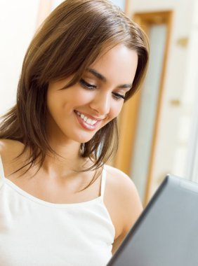 çarklı gülümseyen kadın laptop ile çalışma