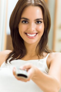 gülümseyen kadın evde TV izleme