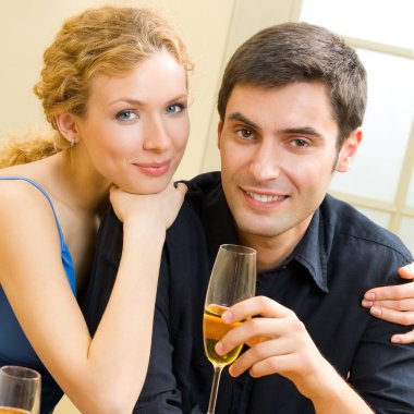Şampanya ile Çift