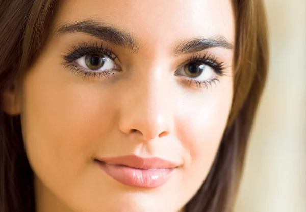 Joven hermosa mujer sonriente feliz, en casa — Foto de Stock