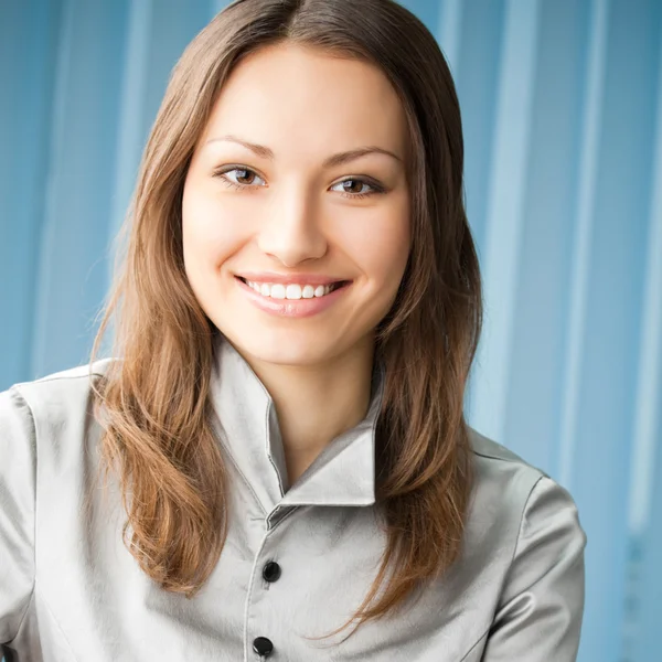 Jovem alegre sorridente empresária — Fotografia de Stock