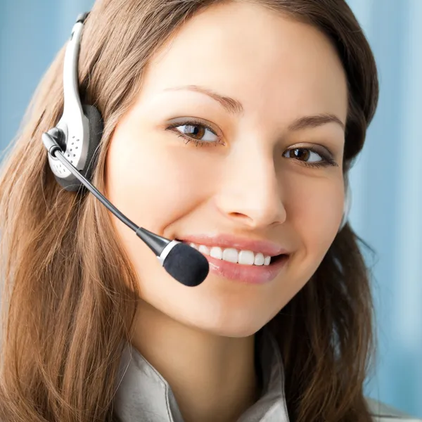 Alegre sonriente operador de teléfono de apoyo en la oficina — Foto de Stock