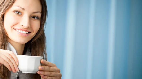 コーヒーと陽気な笑みを浮かべてビジネス女性 — ストック写真