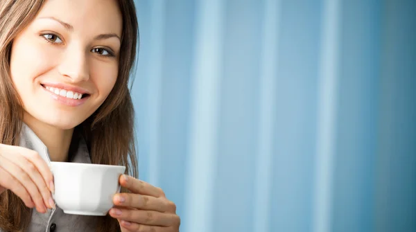 Fröhlich lächelnde Geschäftsfrau mit Kaffee — Stockfoto