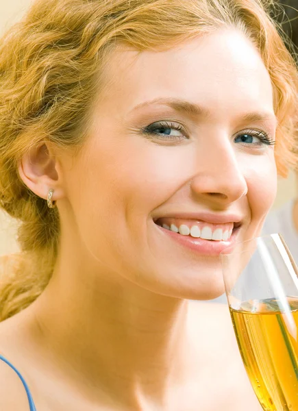 Jeune femme avec verre de champagne — Photo