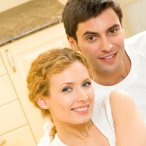 Alegre sorrindo jovem casal, dentro de casa — Fotografia de Stock