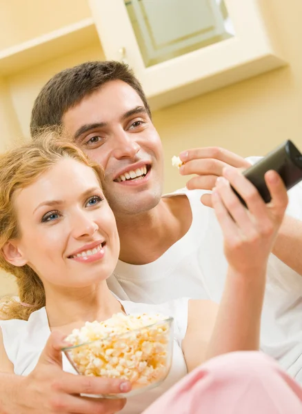 Vrolijke jonge paar samen tv kijken — Stockfoto
