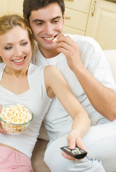 Cheerful young couple watching TV together — Stock Photo, Image