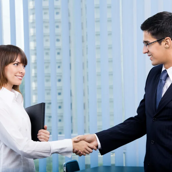 Gelukkig zakenmensen handshaking — Stockfoto