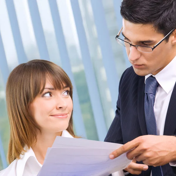 Porträtt av två företagare på kontor — Stockfoto