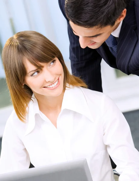 Geschäftsleute arbeiten im Büro mit Laptop — Stockfoto