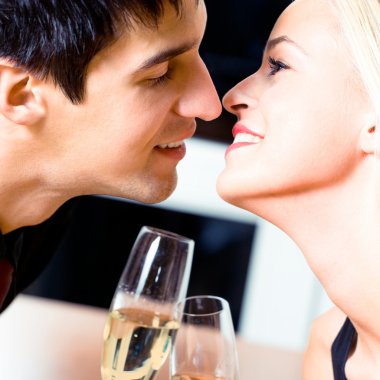 restoranda öpüşürken Çift