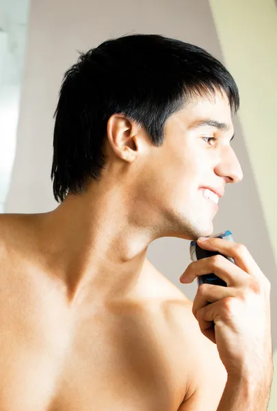 Rasage homme à la salle de bain — Photo