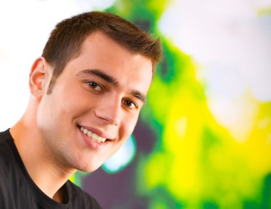 mutlu genç gülümseyen adam, açık
