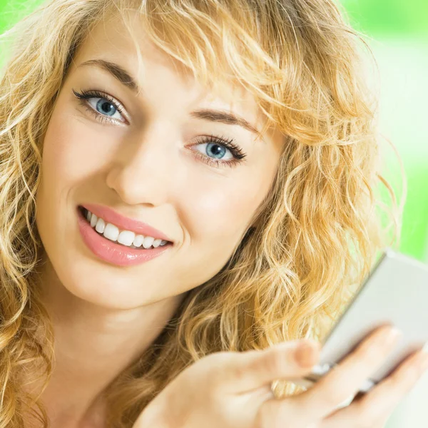 Mujer sonriente alegre con espejo — Foto de Stock