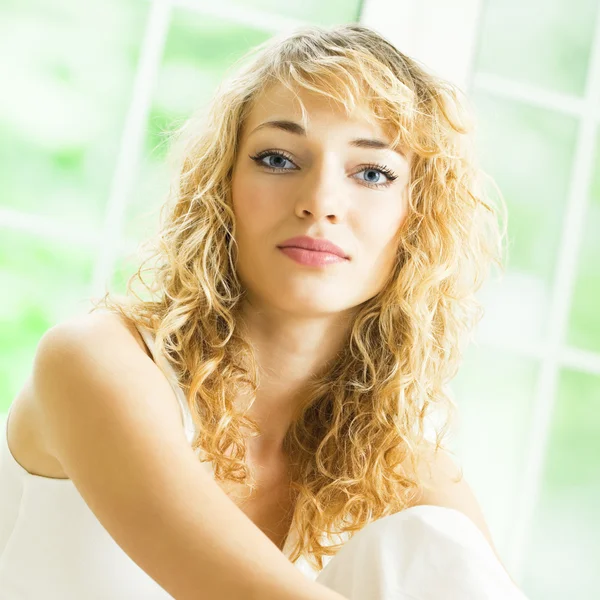 Sonriente joven hermosa mujer, en el interior —  Fotos de Stock