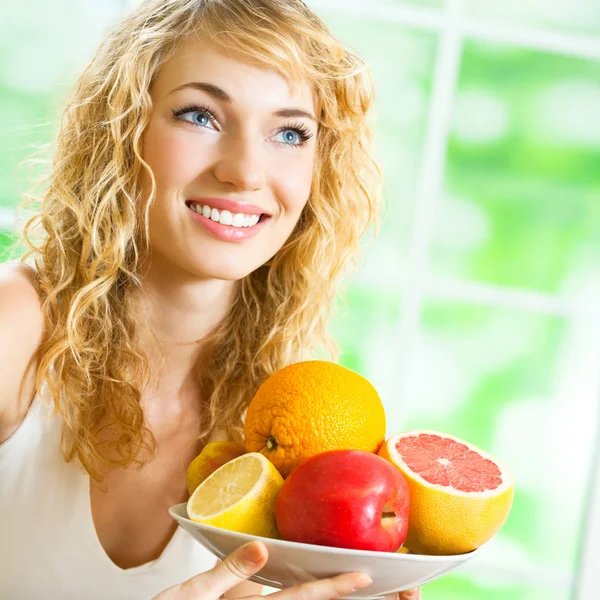 果物と陽気な笑顔金髪の女性 — ストック写真