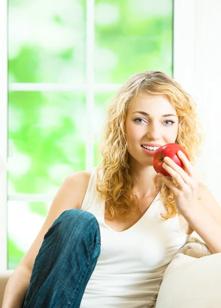 Šťastné usmívající se žena s apple — Stock fotografie