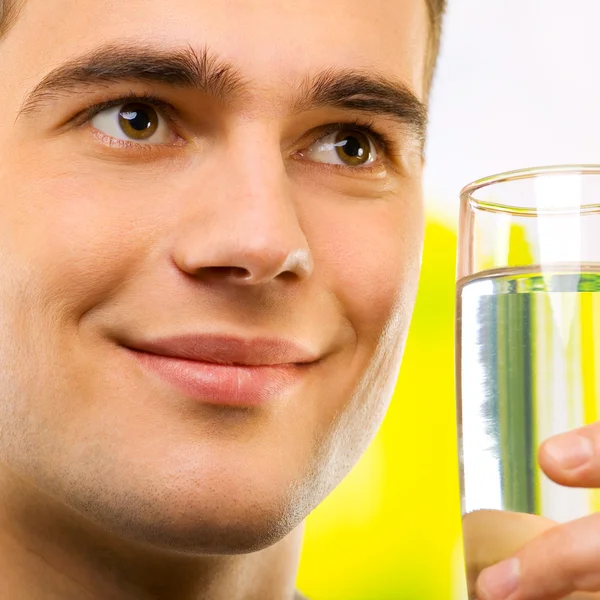 Ritratto di uomo felice con acqua, all'aperto — Foto Stock