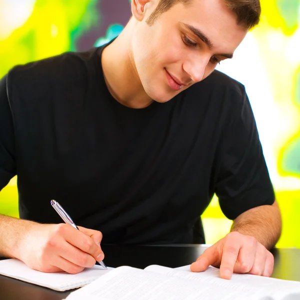 Młody człowiek uśmiechający się zadowolony, pisania, odkryty — Zdjęcie stockowe