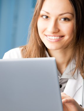 dizüstü bilgisayar ile neşeli kadın doktor