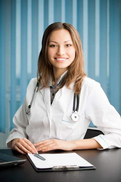 Joyeux médecin féminin au bureau — Photo