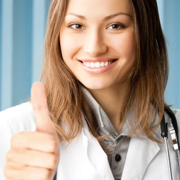 yukarı hareket ile genç bir kadın doktor