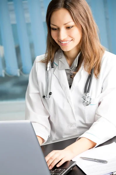 Médico feminino alegre com laptop — Fotografia de Stock