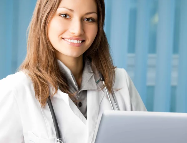 Médico feminino alegre com laptop — Fotografia de Stock