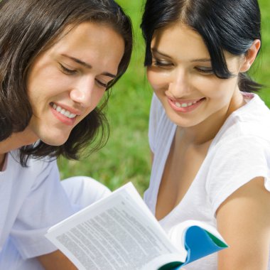 Genç çift veya öğrencilerin kitap okuma,