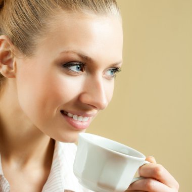 genç kadın evde kahve veya çay içme