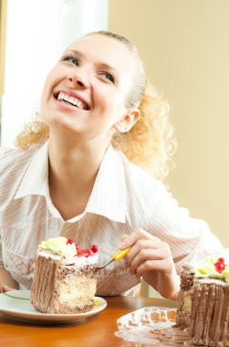 neşeli sarışın genç kadın Torte yeme