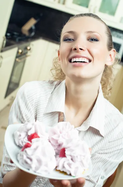 Glada leende kvinna med platta med kakor — Stockfoto
