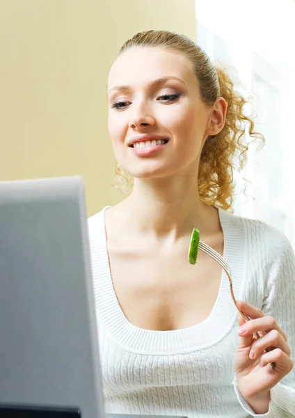 Mujer alegre con portátil, en casa — Foto de Stock