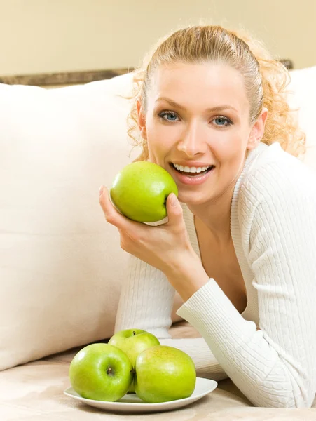Mulher sorridente feliz com maçãs — Fotografia de Stock