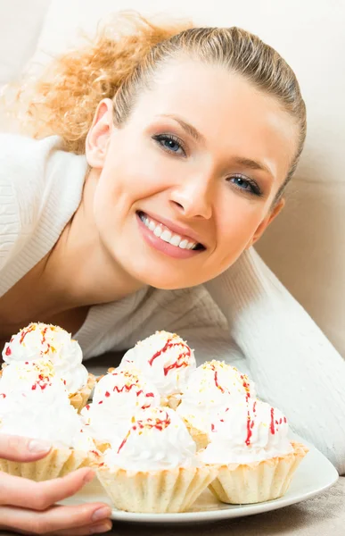 Mujer sonriente alegre con plato de pasteles —  Fotos de Stock